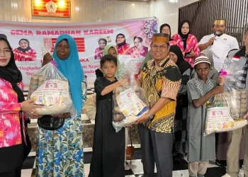 Maknai Ramadhan, KKSS Mimika Gandeng IWSS dan IPSS Bagikan Ratusan Paket Sembako