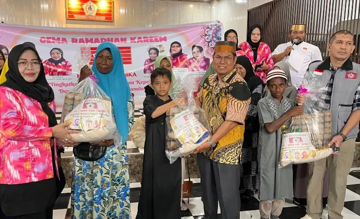 Maknai Ramadhan, KKSS Mimika Gandeng IWSS dan IPSS Bagikan Ratusan Paket Sembako