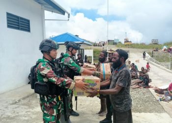 Warga Sinak Sambut Gembira Pembagian Sembako Dari Prajurit 751/VJS