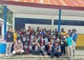 Peduli Tumbuh Kembang Anak, Anggota DPRK Mimika Desy Putrika Bagikan PMT ke SD Negeri Ayuka
