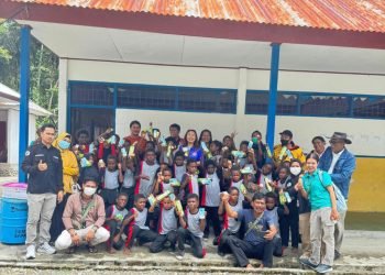 Peduli Tumbuh Kembang Anak, Anggota DPRK Mimika Desy Putrika Bagikan PMT ke SD Negeri Ayuka