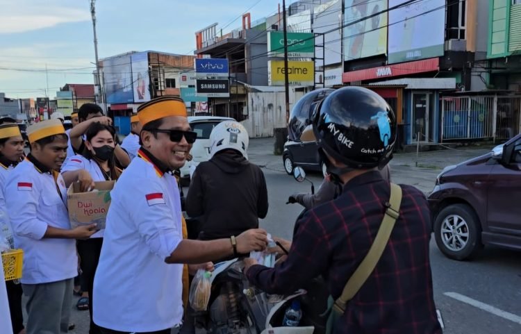 Tingkatkan Toleransi Umat Beragama, PPTM Bagikan Seribu Takjil Gratis