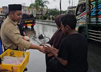 Wujudkan Toleransi Beragama, Anggota DPRK Mimika, Darwin Rombe Bagikan 1100 Takjil Gratis