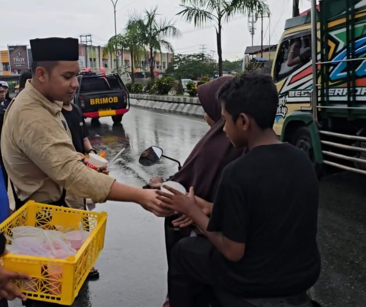 Wujudkan Toleransi Beragama, Anggota DPRK Mimika, Darwin Rombe Bagikan 1100 Takjil Gratis
