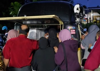 Dorong Pertumbuhan UMKM, Anggota DPRK Mimika, Darwin Rombe Bagikan Ratusan Cup Minuman Mulo Cafe Secara Gratis