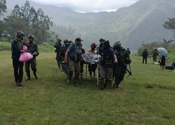 Satgas Koops TNI Habema Kogabwilhan III Berhasil Evakuasi Jenazah Guru Korban Pembunuhan OPM di Distrik Anggruk Yahukimo
