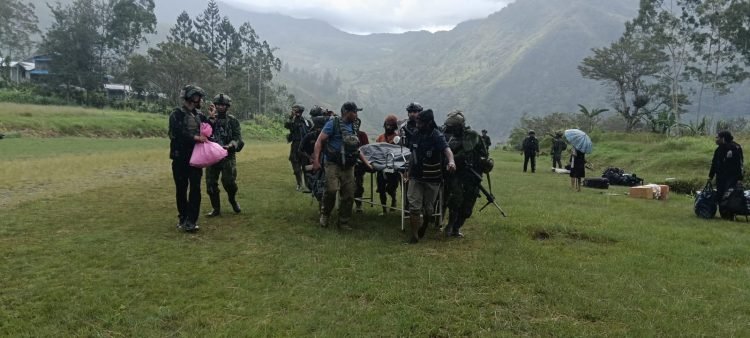 Satgas Koops TNI Habema Kogabwilhan III Berhasil Evakuasi Jenazah Guru Korban Pembunuhan OPM di Distrik Anggruk Yahukimo