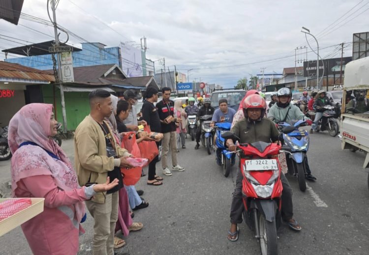 Pupuk Toleransi, Pemuda Luwu Raya Mimika Bagikan Takjil Gratis