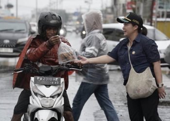 Gandeng JPM, Anggota DPRD Papua Tengah, Nancy Raweyai Bagikan Takjil Gratis