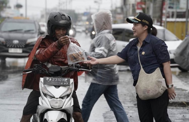 Gandeng JPM, Anggota DPRD Papua Tengah, Nancy Raweyai Bagikan Takjil Gratis