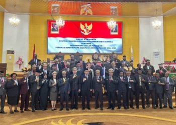 Tatib Baru Anggota Dewan Wajib Gunakan Mahkota dan Noken Setiap Rapat Paripurna