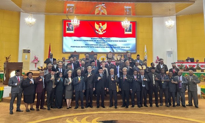 Tatib Baru Anggota Dewan Wajib Gunakan Mahkota dan Noken Setiap Rapat Paripurna