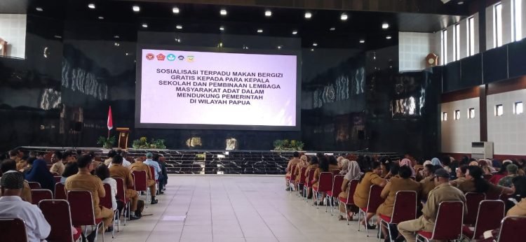 ratusan kepala sekolah saat mengikuti sosialisasi program makan bergizi gratis yang dilaksanakan di Gedung Eme Neme Yauware. (Foto: Jurnalpapua.id)