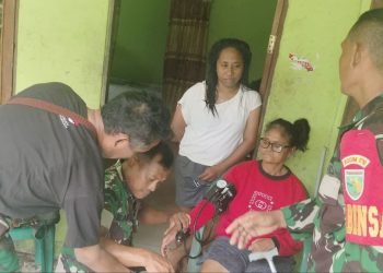 Tim Kesehatan Satgas TMMD Kodim 1710/Mimika Periksa Kesehatan Warga