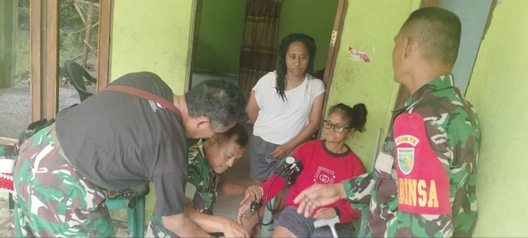 Tim Kesehatan Satgas TMMD Kodim 1710/Mimika Periksa Kesehatan Warga