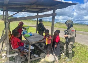 Patroli Dialogis Ops Damai Cartenz Sapa Anak-anak di Distrik Kenyam, Nduga