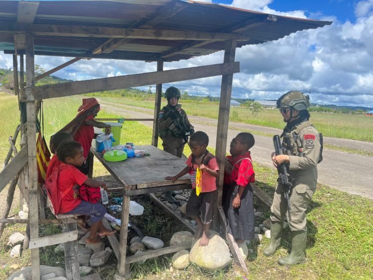 Patroli Dialogis Ops Damai Cartenz Sapa Anak-anak di Distrik Kenyam, Nduga