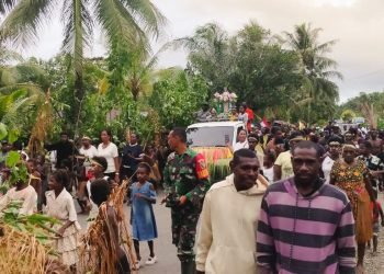 Wujudkan Keharmonisan TNI dan Warga, Satgas TMMD Ikut Meriahkan Kegiatan Arak-Arakan Bunda Maria