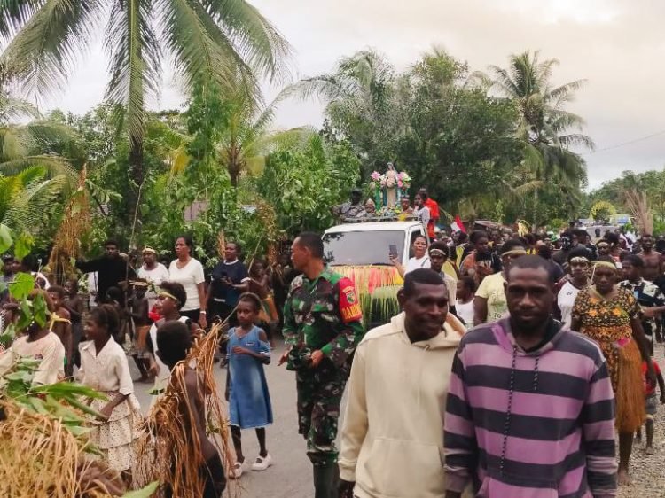 Wujudkan Keharmonisan TNI dan Warga, Satgas TMMD Ikut Meriahkan Kegiatan Arak-Arakan Bunda Maria