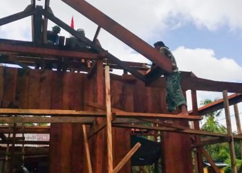 Capai Tahap 30  Persen, Satgas TMMD Kodim 1710/Mimika Mulai Pasang Dinding dan Atap Rumah