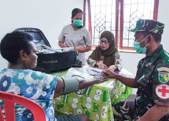 Peduli Kesehatan Ibu dan Bayi, Satgas TMMD Kodim 1710/Mimika Gelar Posyandu dan Berikan Makanan Tambahan