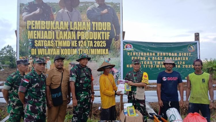 Kunjungi Lokasi TMMD Kodim 1710/Mimika, Brigjen TNI Heri Susanto Serahkan Bantuan Bibit, Pupuk, Obat dan Alat Pertanian