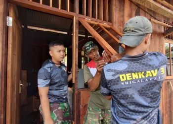Satgas TMMD ke-124, Mulai Pasang Pintu dan Jendela Salah Satu Rumah Warga