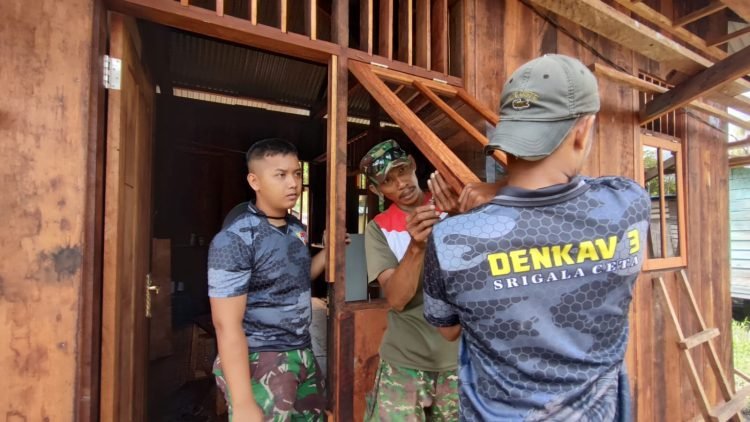 Satgas TMMD ke-124, Mulai Pasang Pintu dan Jendela Salah Satu Rumah Warga