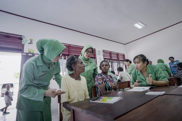 Persit KCK Cabang XXXV Galakkan Program Pemberantasan Buta Aksara di Lokasi TMMD