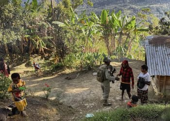 Satgas Damai Cartenz 2025 Sapa Mama Papua dan Anak-anak di Intan Jaya dalam Patroli Dialogis