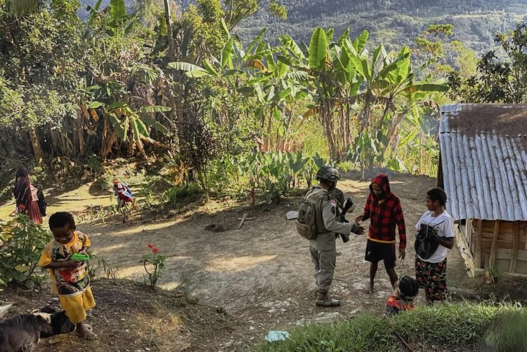 Satgas Damai Cartenz 2025 Sapa Mama Papua dan Anak-anak di Intan Jaya dalam Patroli Dialogis