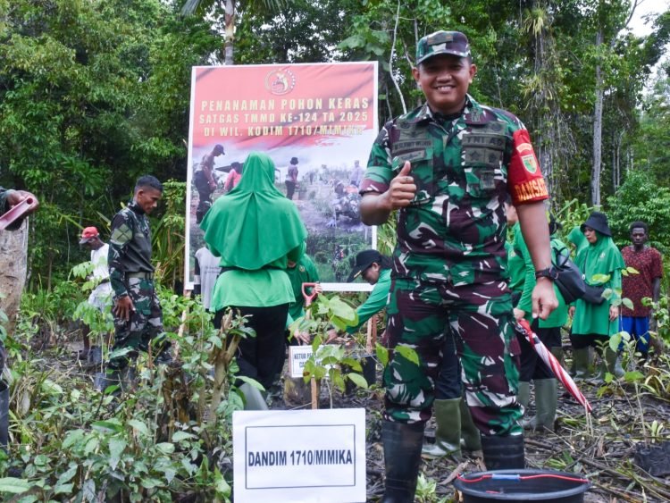 Menyatu dengan Alam, Satgas TMMD Tanam Pohon di Kampung Pigapu