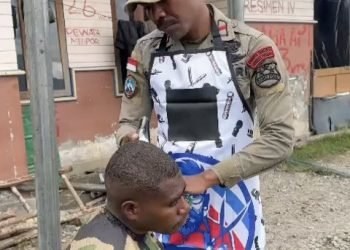 Tingkatkan Program Humanis, Satgas Ops Damai Cartenz-2025 Berikan Layanan Cukur Gratis di Sugapa, Intan Jaya