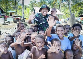 Ciptakan Suasana Hangat di Tengah Kegiatan, Dansatgas TMMD Berbagi Cokelat kepada Anak-Anak Pigapu