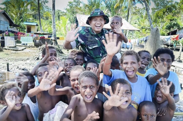 Ciptakan Suasana Hangat di Tengah Kegiatan, Dansatgas TMMD Berbagi Cokelat kepada Anak-Anak Pigapu