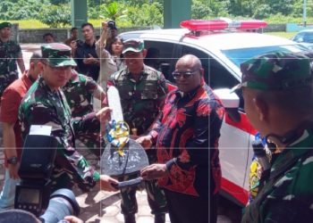 Gubernur Papua Tengah Serahkan Dua Ambulans Untuk Pelayanan Rumah Sakit Milik TNI-POLRI