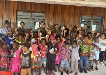 Srikandi Polri Ops Damai Cartenz-2025 Tebar Damai Lewat Ibadah Bersama Anak-anak di Gereja GPdI Yericho Nogolait Kandego, Nduga