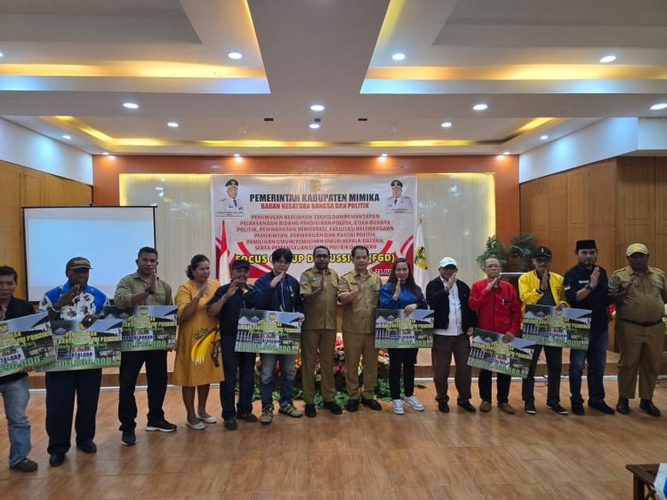 Kesbangpol Mimika Serahkan Bantuan Dana Hibah Parpol Rp.1,9 Miliar