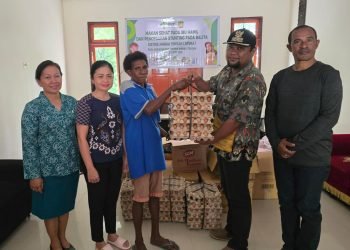 Cegah Stunting Pada Balita, TP-PKK Distrik Mimika Tengah Serahkan Bantuan Paket Makanan Sehat Pada Ibu Hamil