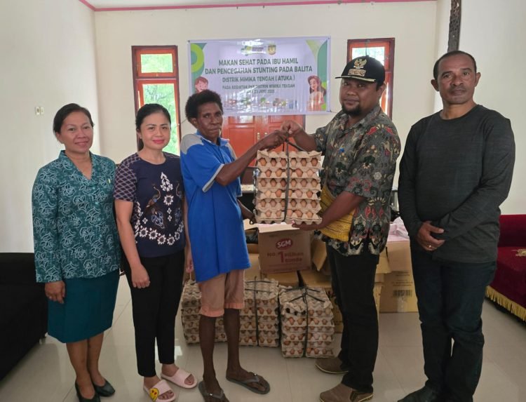 Cegah Stunting Pada Balita, TP-PKK Distrik Mimika Tengah Serahkan Bantuan Paket Makanan Sehat Pada Ibu Hamil