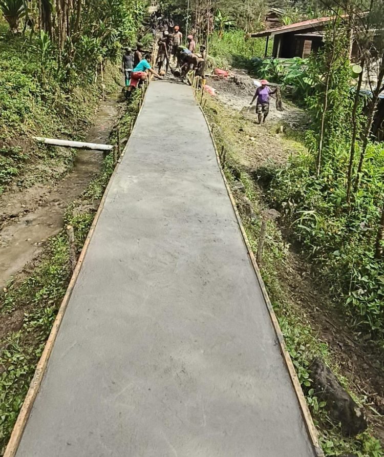 Dana Padat Karya Distrik Tembagapura Untuk Pembuatan Tailing dan Lampu Jalan