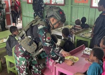 Buktikan Kepedulian TNI AD Terhadap Kesehatan dan Gizi Anak Papua, Prajurit 754/ENK Bagikan Makanan Bergizi Anak Homeyo