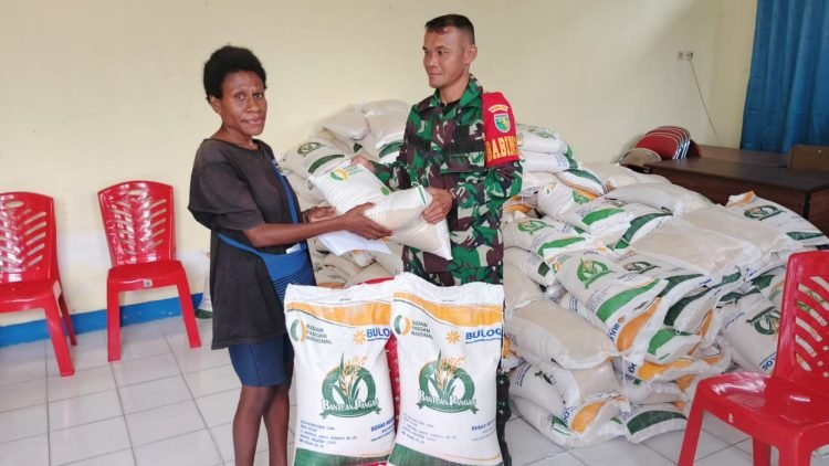 Babinsa Koramil 1710-02/Timika Dampingi Penyaluran Beras Kepada Warga
