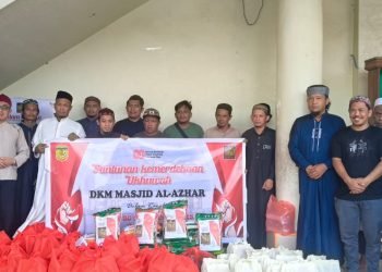 Maknai Kemerdekaan RI ke-80, DKM Masjid Al-Azhar Santuni Warga Muslim Papua di Mimika Timur