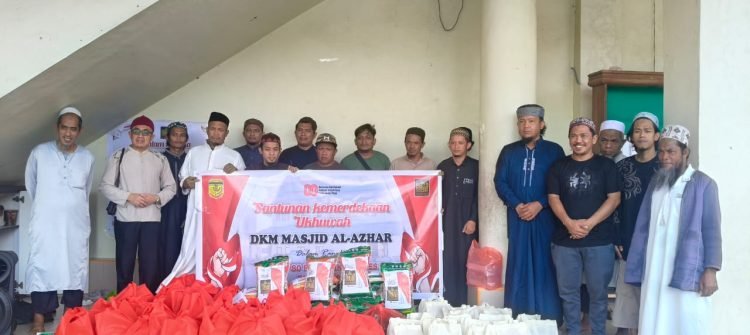 Maknai Kemerdekaan RI ke-80, DKM Masjid Al-Azhar Santuni Warga Muslim Papua di Mimika Timur