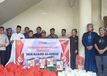 Maknai Kemerdekaan RI ke-80, DKM Masjid Al-Azhar Santuni Warga Muslim Papua di Mimika Timur