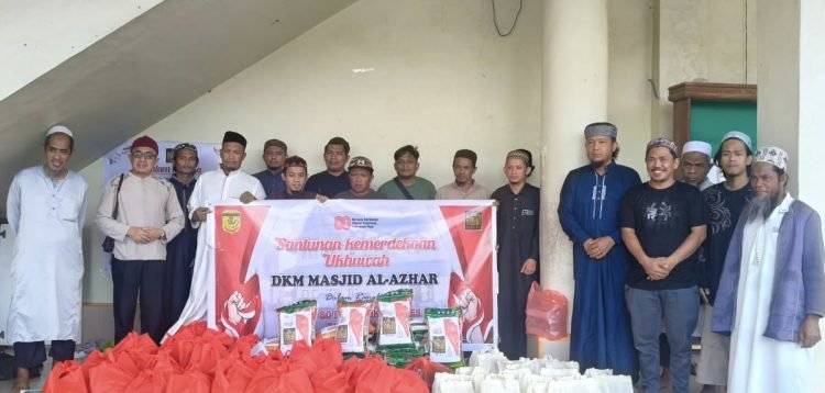 Maknai Kemerdekaan RI ke-80, DKM Masjid Al-Azhar Santuni Warga Muslim Papua di Mimika Timur