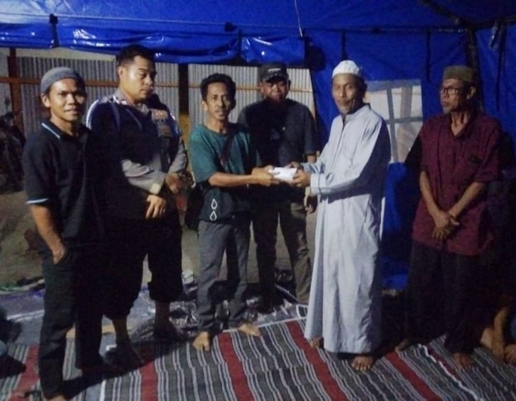 Kerukunan Bulukumba Mimika Serahkan Bantuan Uang Tunai, Sarung dan Pakaian Dalam kepada Korban Kebakaran Pomako