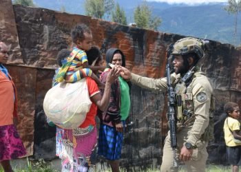 Satgas Ops Damai Cartenz Jalin Kedekatan Bersama Warga di Pasar Baru Sugapa, Intan Jaya