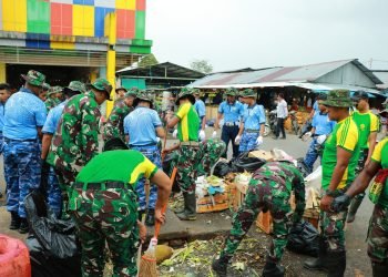 Sambut HUT ke-80, TNI Bersihkan Pasar Sentral Timika